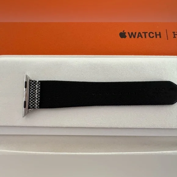 Apple Watch Hermès - 42mm Noir/Écru Toile H Single Tour NEW - Picture 9 of 9